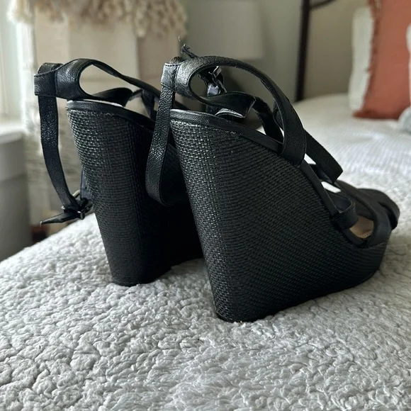 Gianni Bini Women's 10M Ankle Strap Platform Wedge Espadrille Sandals Black - Picture 3 of 10